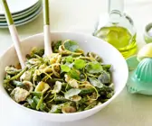 Grüner Spargel mit Nudeln und Pesto