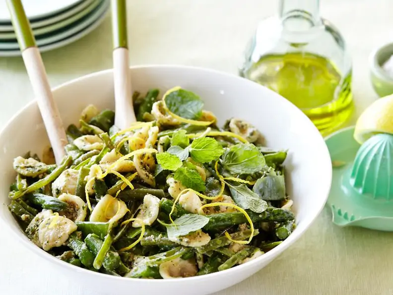 Grüner Spargel mit Nudeln und Pesto