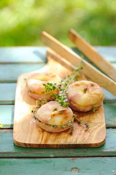 Fruchtige Grillnachspeise mit Kräuternote
