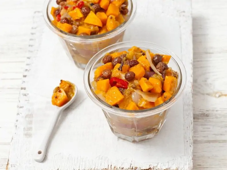 Pikantes Chutney aus Kürbis und Rosinen