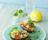 Gefüllte Avocado mit Tomaten, Gurke und Pilzen