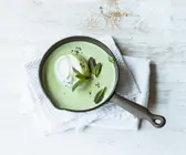 Erbsensuppe mit Minze und Limette