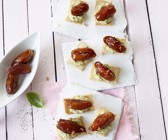 Datteln mit Olivencreme und Crackern