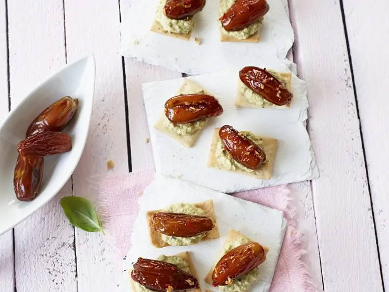 Datteln mit Olivencreme und Crackern