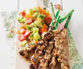 Gegrillte Hähnchenspieße mit Salat