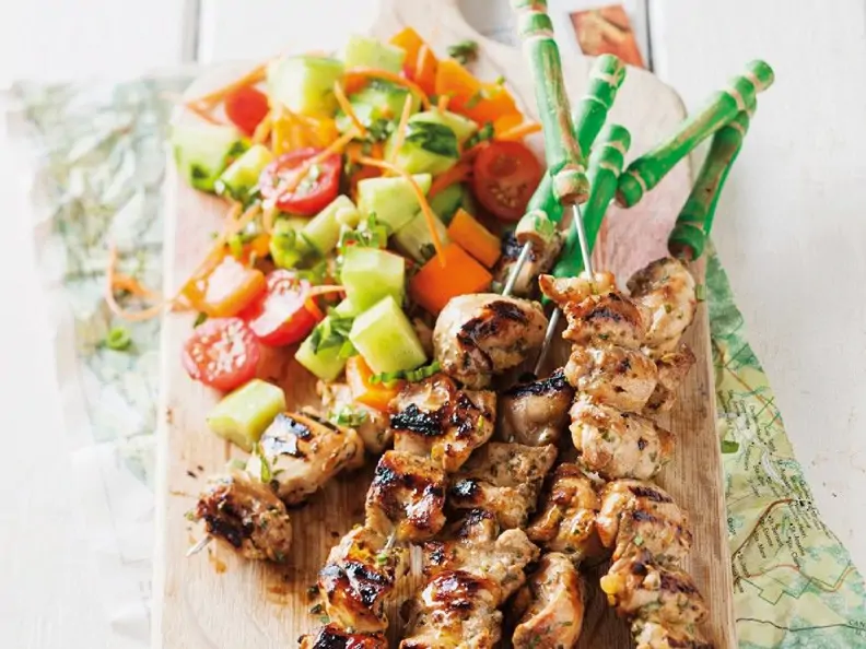 Gegrillte Hähnchenspieße mit Salat
