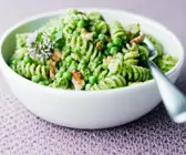 Pasta mit Erbsen-Walnuss-Pesto