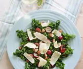 Herbstlicher Grünkohlsalat mit Parmesanhobeln