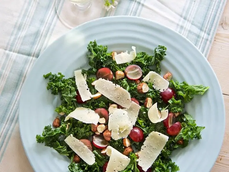 Herbstlicher Grünkohlsalat mit Parmesanhobeln