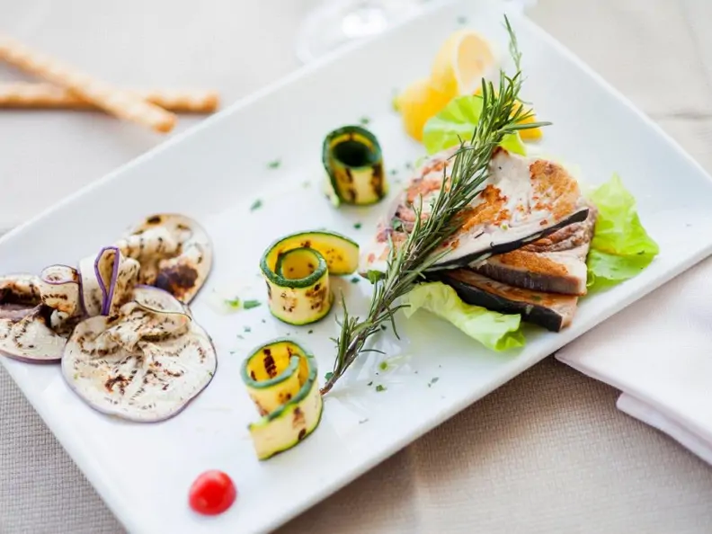 Gegrillter Schwertfisch mit Gemüse