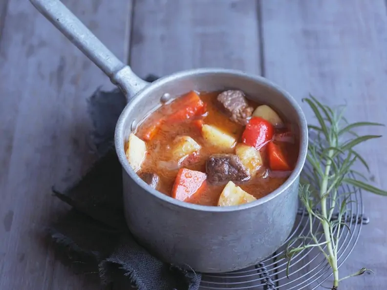 Gulaschsuppe mit Rosmarin