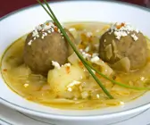 Rinderbrühe mit Weißkohl und Bananenklößen