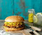 Vegetarischer Burger mit Zucchinisoße