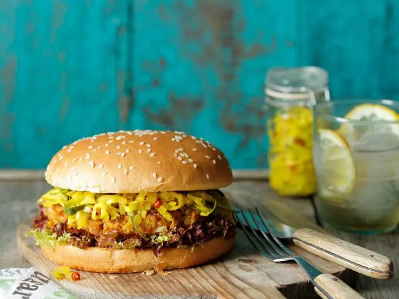 Vegetarischer Burger mit Zucchinisoße
