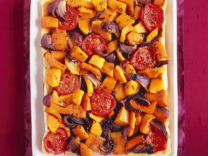 Kürbistarte mit Tomaten und Zwiebeln