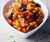 Weiße Bohnen in Tomatensauce mit Chorizo und Oliven