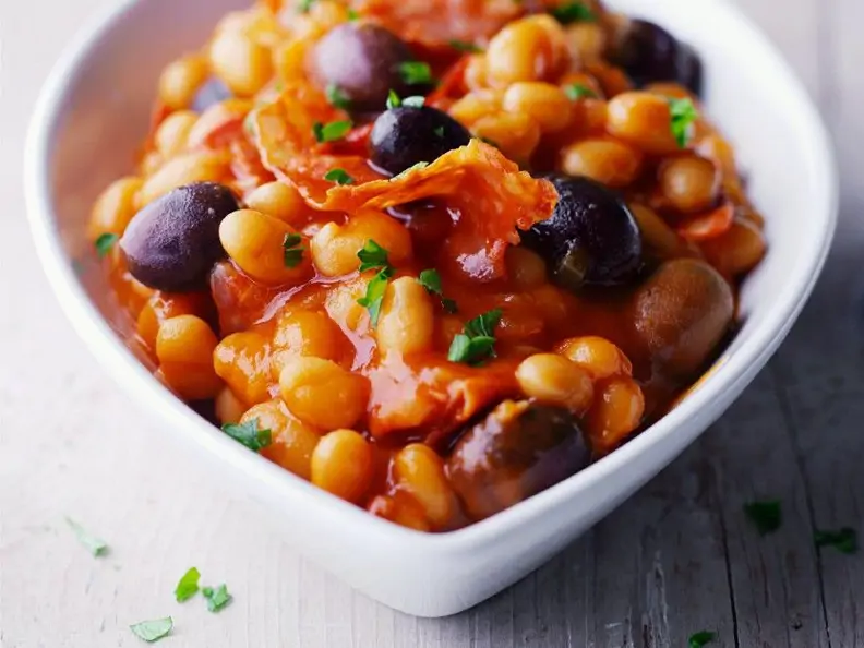 Weiße Bohnen in Tomatensauce mit Chorizo und Oliven