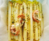 Weißer Spargel en papillote mit Scampi
