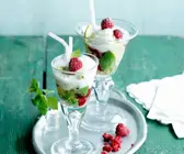 Hugo-Eis mit Beeren