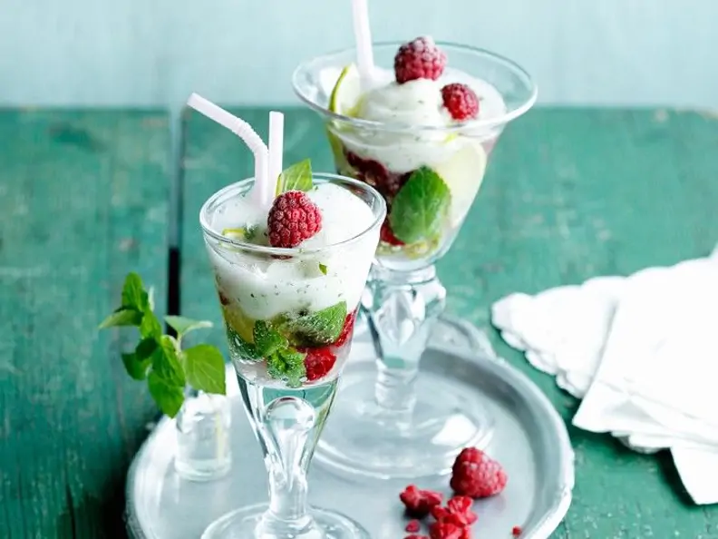 Hugo-Eis mit Beeren