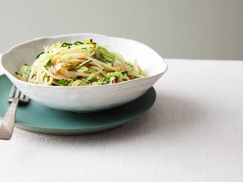 Zucchini-Pasta mit Anchovis
