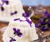 Veilchen-Quarkpudding