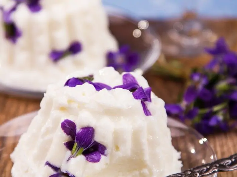 Veilchen-Quarkpudding