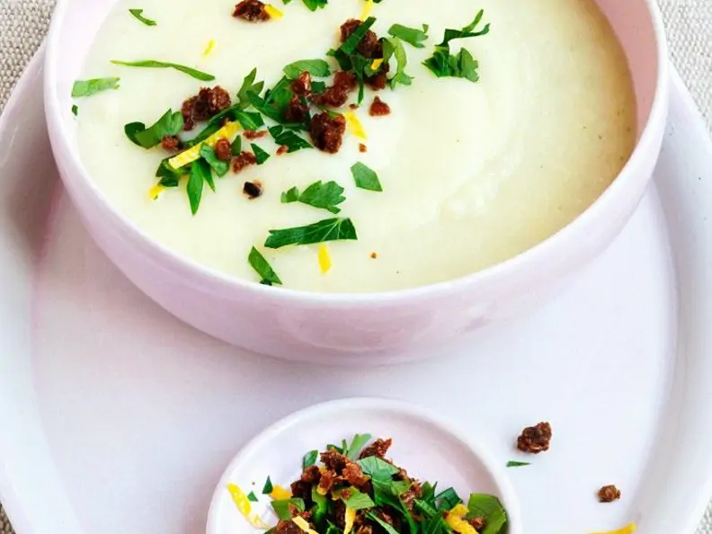 Kohlrabicremesuppe mit Pumpernickelbröseln