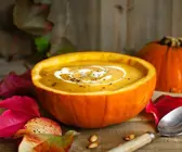 Kürbiscremesuppe im Hokkaidokürbis