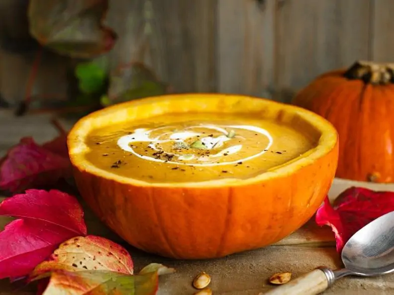 Kürbiscremesuppe im Hokkaidokürbis