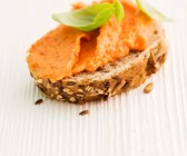 Paprika-Aufstrich auf Brotscheibe
