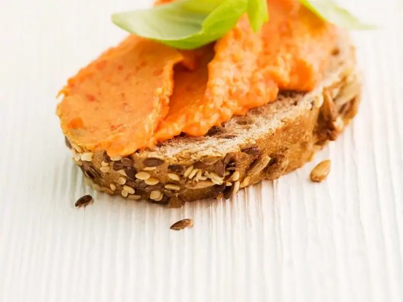 Paprika-Aufstrich auf Brotscheibe