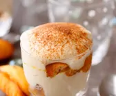 Tiramisu mit Mirabellen im Glas