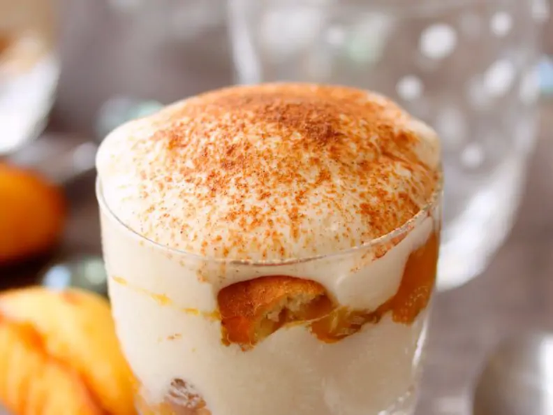 Tiramisu mit Mirabellen im Glas