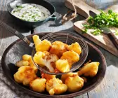 Blumenkohl im Parmesan-Bierteig mit Kerbeljoghurt