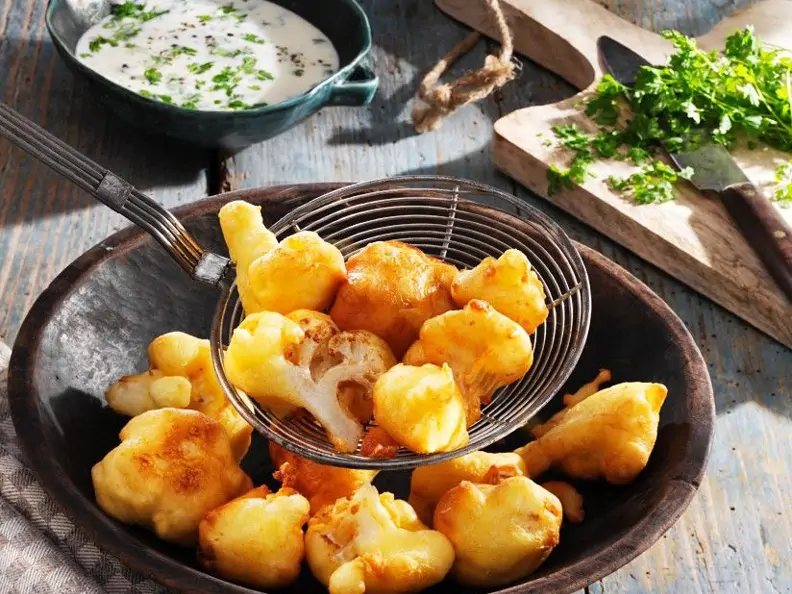 Blumenkohl im Parmesan-Bierteig mit Kerbeljoghurt
