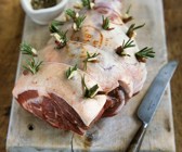 Gespickte Lammkeule mit Knoblauch, Datteln und Rosmarin