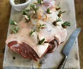 Gespickte Lammkeule mit Knoblauch, Datteln und Rosmarin