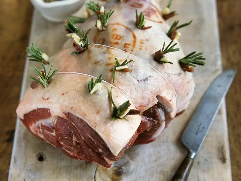 Gespickte Lammkeule mit Knoblauch, Datteln und Rosmarin