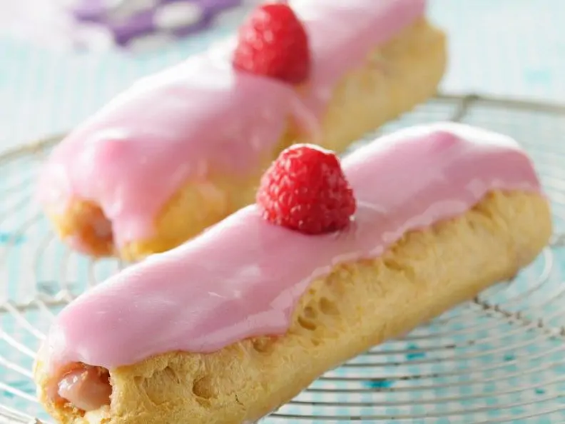 Eclairs mit Himbeeren