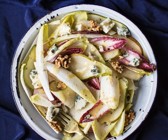 Chicoreesalat mit Birne, Käse und Nüssen