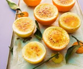 Karamellisierte Creme in Zitrushälften