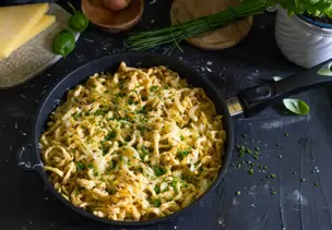Spätzlepfanne mit Käse und Zwiebeln