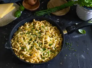Spätzlepfanne mit Käse und Zwiebeln