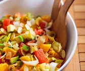 Zitrusfruchtsalat mit Avocado und Mandelblättchen
