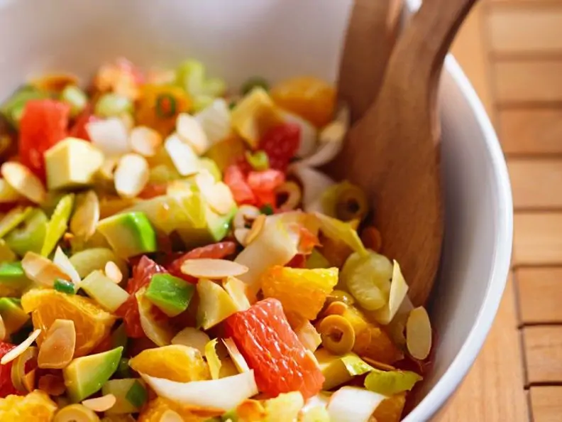 Zitrusfruchtsalat mit Avocado und Mandelblättchen