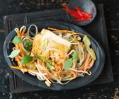 Reisnudelsalat mit gebratenen Tofuscheiben
