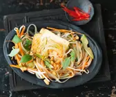 Reisnudelsalat mit gebratenen Tofuscheiben