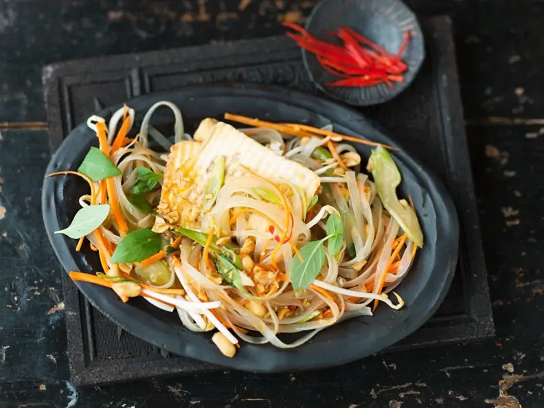Reisnudelsalat mit gebratenen Tofuscheiben