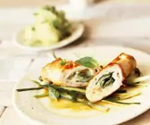 Putenroulade mit Gemüse gefüllt